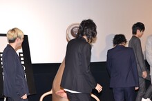 ミギーの着ぐるみの前を横切るBUMP OF CHICKEN。