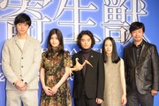 映画「寄生獣」完成報告会見の様子。