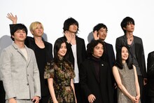 映画「寄生獣」舞台挨拶に登場したキャスト陣とBUMP OF CHICKEN。