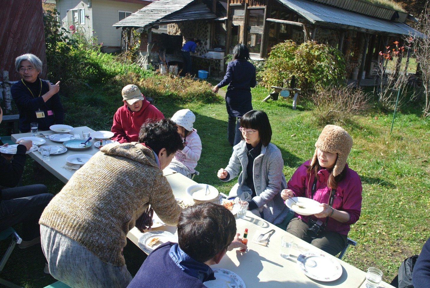 イベント参加者と昼食を楽しむつじあやの。