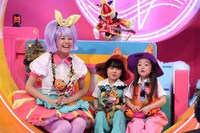 左から、お姉さん（西内まりや）、王子様：ココロくん（寺田心）、お姫さま：アイナちゃん（西澤愛菜）。(c)フジテレビ