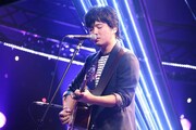 秦基博のスタジオライブの様子。(c)フジテレビ
