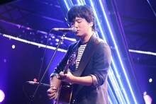 秦基博のスタジオライブの様子。(c)フジテレビ