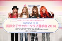「ネスレカップ 国際女子サッカークラブ選手権2014」公式応援ソング・放送概要発表会見の様子。