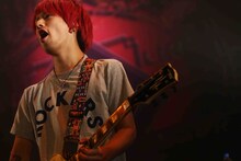 04 Limited SazabysのHIROKAZ（G）。（Photo by kohei suzuki）