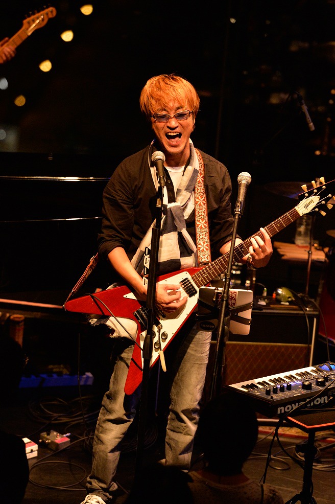 「ABEDON SPECIAL 2DAYS "BLACK AND WHITE"」東京・Billboard Live TOKYO公演の様子。