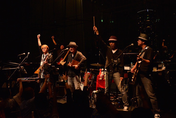 「ABEDON SPECIAL 2DAYS "BLACK AND WHITE"」東京・Billboard Live TOKYO公演の様子。