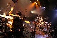 手前から庄村聡泰、ピエール中野、松下マサナオ。（撮影：西槇太一）