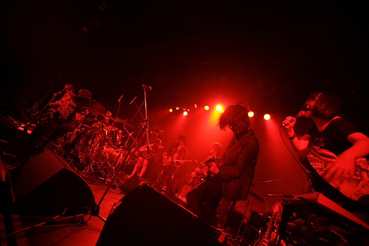 カオティック・スピードキングのライブの様子。（撮影：西槇太一）