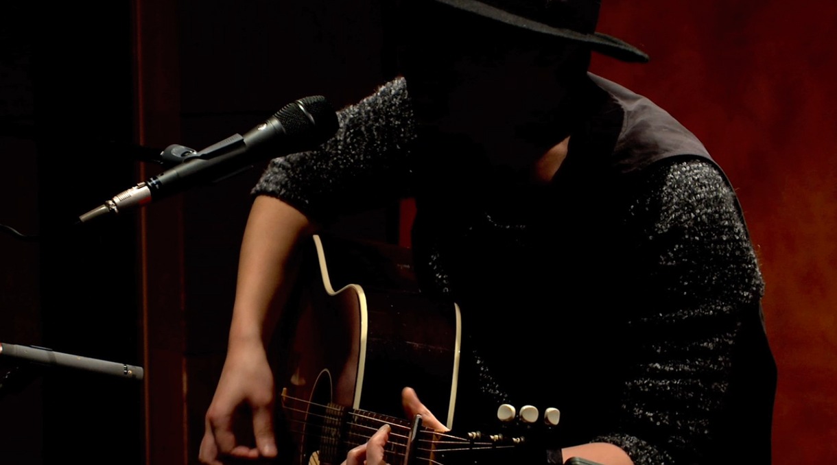 秋田ひろむによる「ひろ」弾き語りの様子。