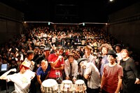 写真は10月28日に東京・WWWで開催された「ホフディラン 秋のドラムまつり2014」の様子。