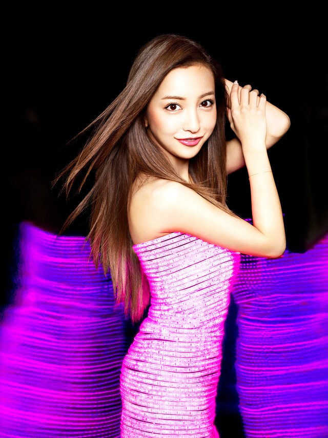 板野友美の最新アーティスト写真。(C)キングレコード