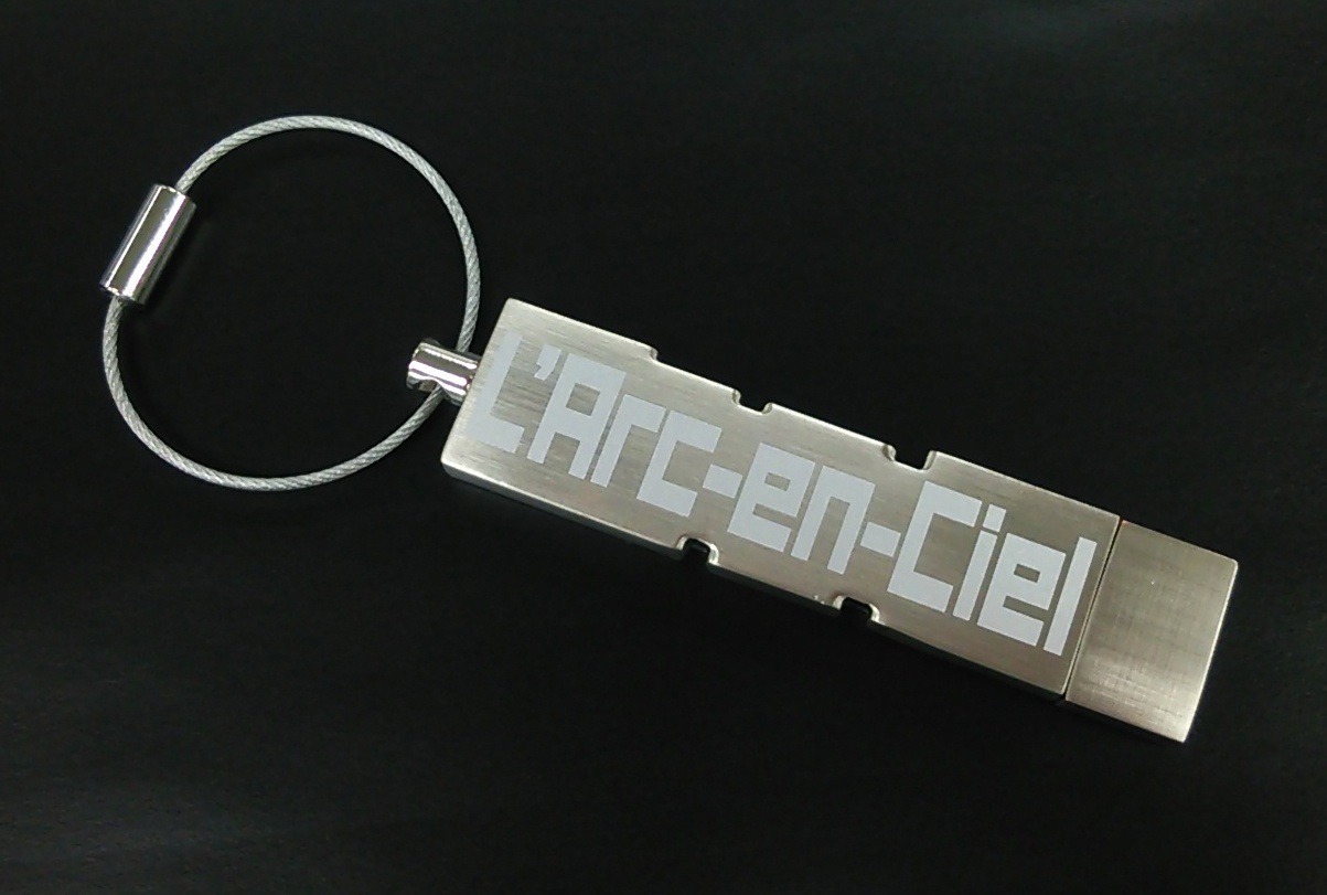 「L'Arc-en-Ciel LIVE 2014 at 国立競技場」完全生産限定盤に付属するUSBメモリ。