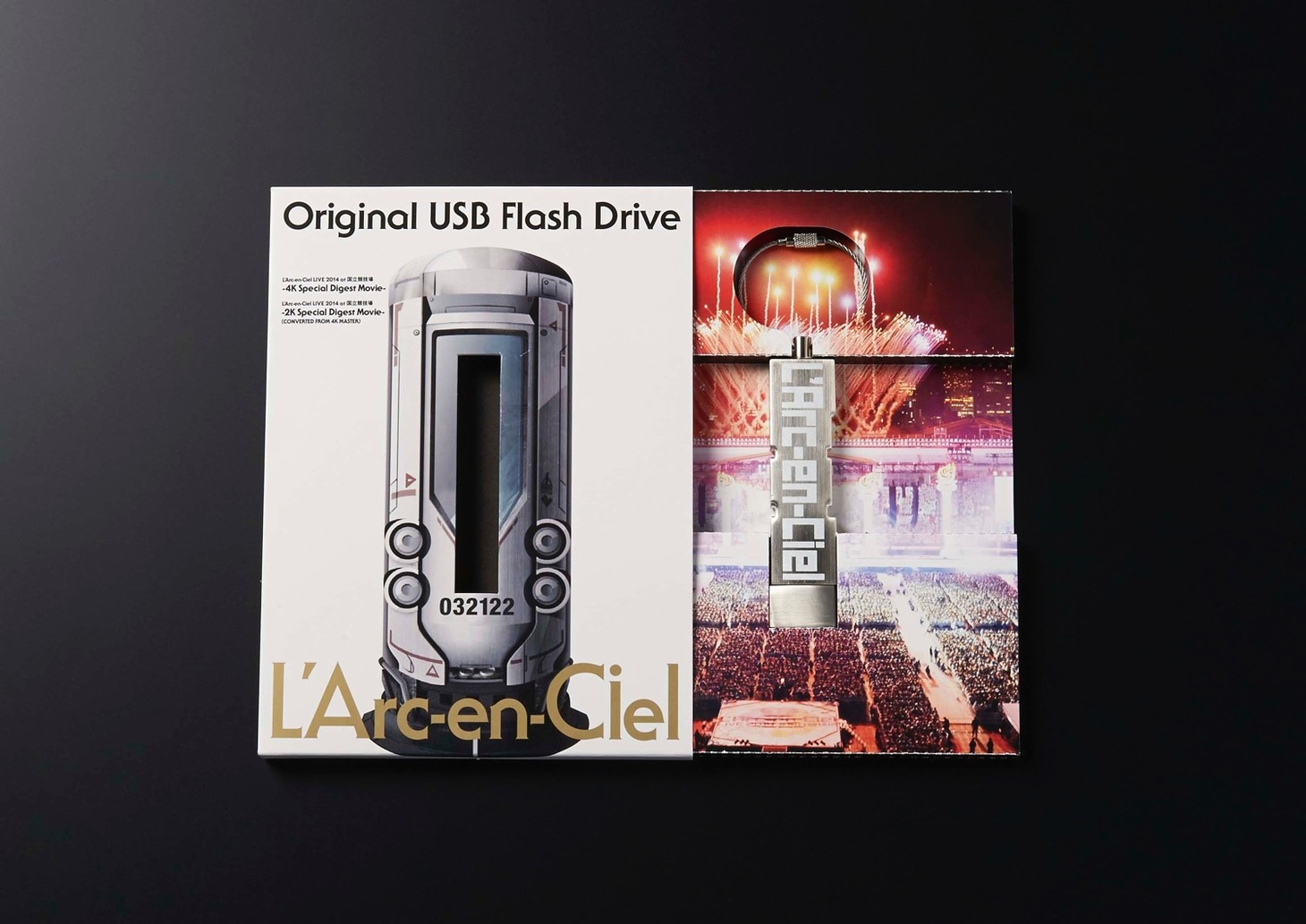 「L'Arc-en-Ciel LIVE 2014 at 国立競技場」完全生産限定盤に付属するUSBメモリおよびパッケージ。