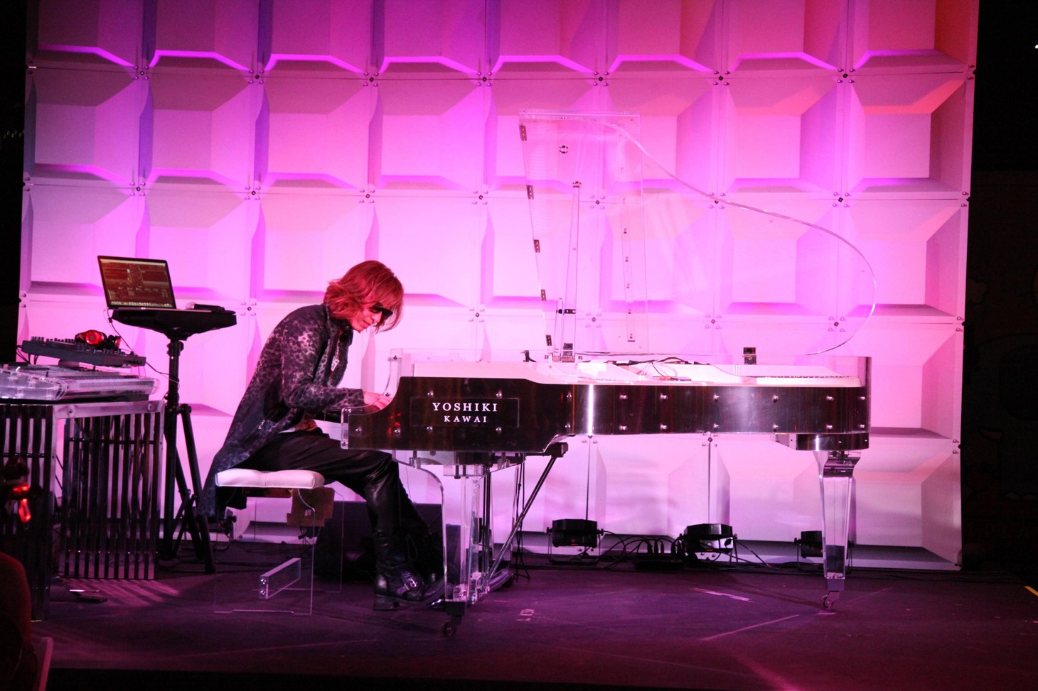 「HELLO HELLO（仮）」を演奏するYOSHIKI。