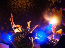 「TOKYO DESIGNERS WEEK」でライブを行ったSEBASTIAN X。撮影：みてぃふぉ