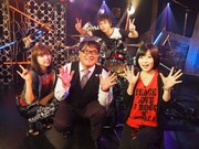 写真前列の左から中村愛、カンニング竹山、藤岡みなみ。後列がピエール中野。