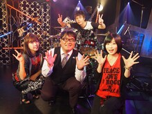 写真前列の左から中村愛、カンニング竹山、藤岡みなみ。後列がピエール中野。