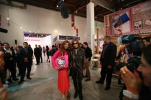 ラルフ・ローレンの娘、ディラン・ローレンと写真を撮るYOSHIKI。