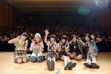 中村中学校・高等学校の生徒と記念撮影をするLittle Glee Monster。