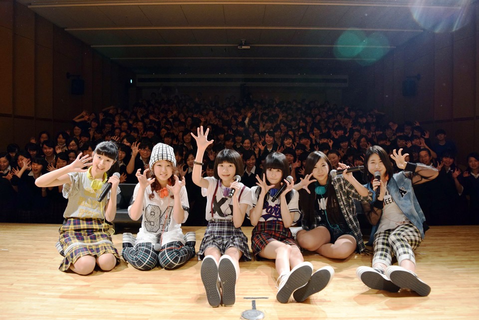 中村中学校・高等学校の生徒と記念撮影をするLittle Glee Monster。
