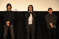 左から岡峰光舟、菅波栄純、熊切和嘉。