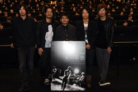 映画「光の音色 -THE BACK HORN Film-」初日舞台挨拶の様子。