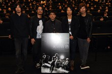 映画「光の音色 -THE BACK HORN Film-」初日舞台挨拶の様子。