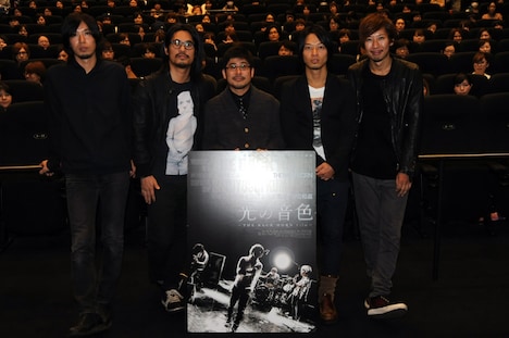 映画「光の音色 -THE BACK HORN Film-」初日舞台挨拶の様子。