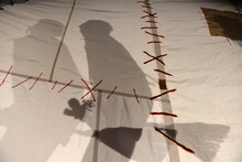 ホウキにまたがるNegiccoのシルエット。