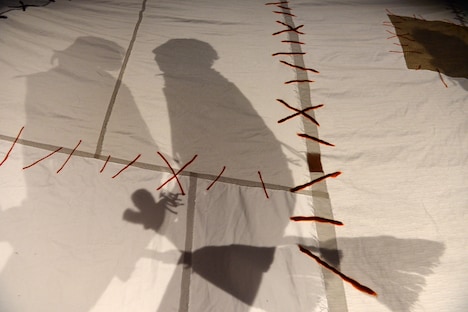 ホウキにまたがるNegiccoのシルエット。