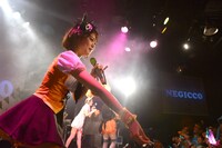 客席にお菓子をばらまくNegicco。