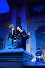 左からHAMA（Vo）、HIROKI（B）。