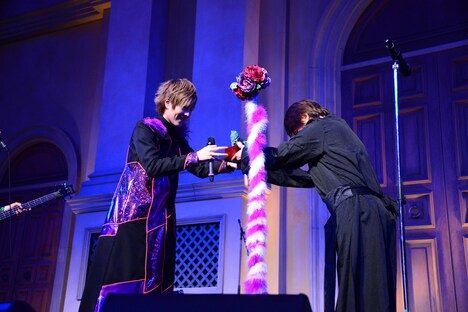 中西プロデューサーからライオンの像を手渡されるHAMA（左）。