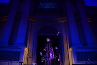 客席に向かってバラを投げるHAMA（中央）。