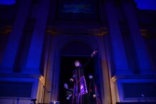 客席に向かってバラを投げるHAMA（中央）。