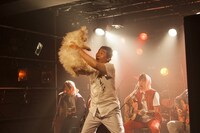 犬レイプのパフォーマンスの様子。