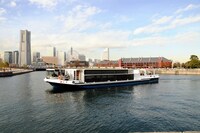 ライブが行われるクルーザー・ROSE