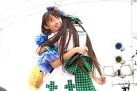 抱き合う根岸可蓮と春名真依。