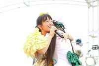 抱き合う根岸可蓮と清井咲希。