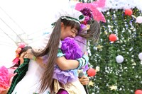 抱き合う根岸可蓮と堀くるみ。