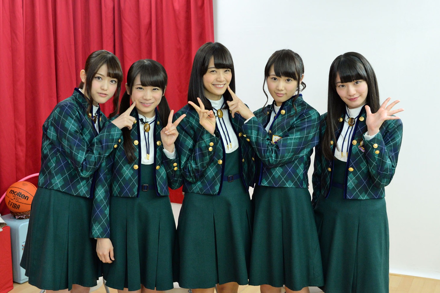 左から松村沙友理、秋元真夏、深川麻衣、永島聖羅、中田花奈。