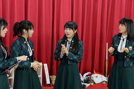 左から中田花奈、永島聖羅、秋元真夏、深川麻衣。