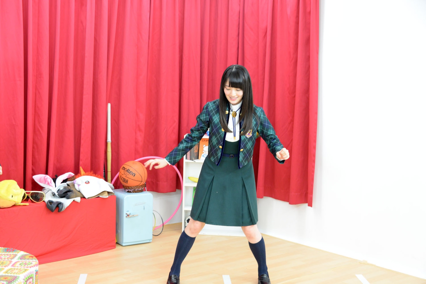 反復横跳びに挑戦する中田花奈。