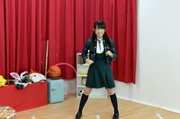 反復横跳びに挑戦する秋元真夏。