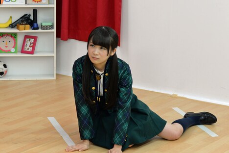 反復横跳びをやり切ったあとの秋元真夏。