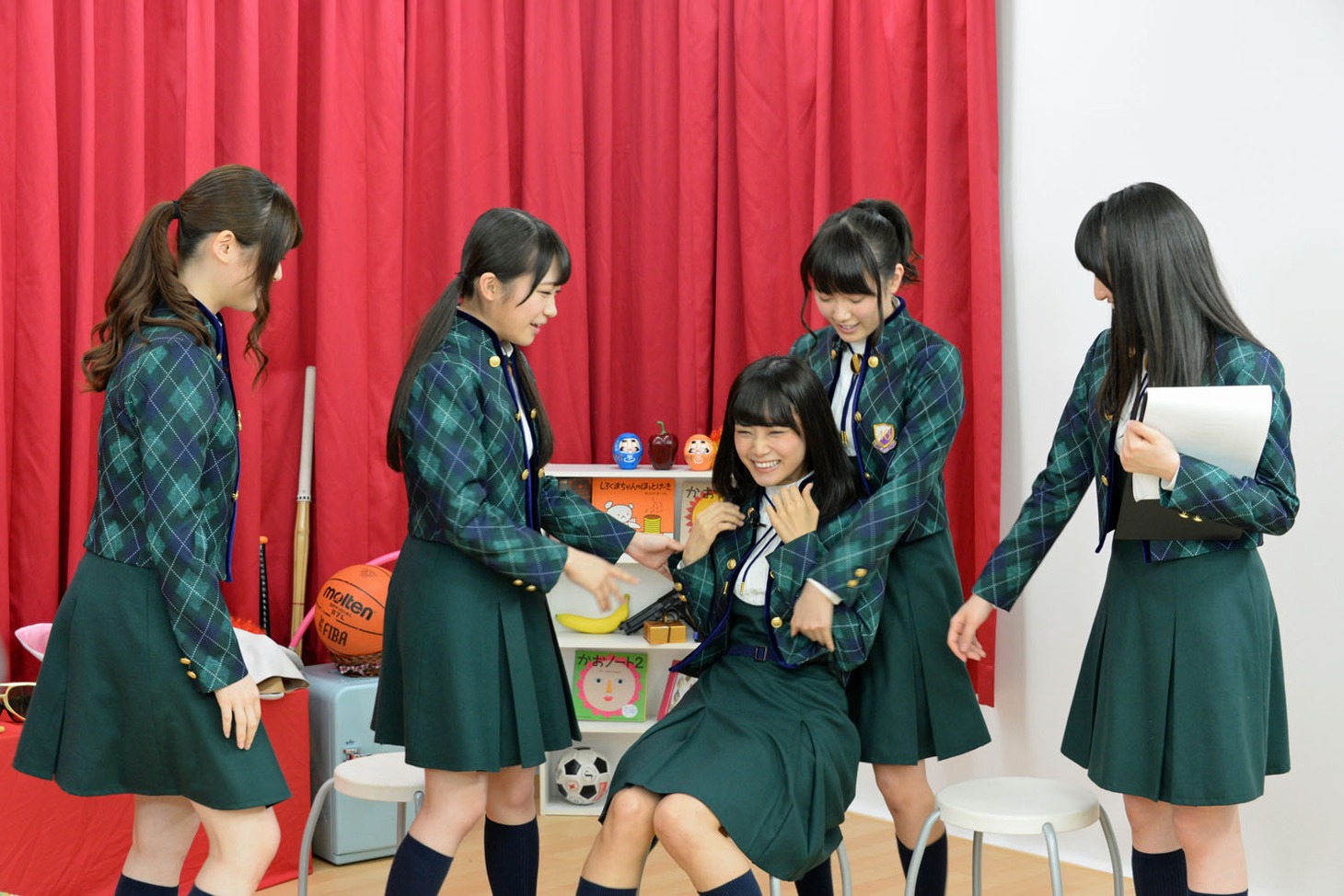 深川麻衣（中央）にイタズラをする乃木坂46メンバー。