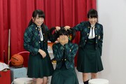 深川麻衣（中央）にイタズラをする乃木坂46メンバー。