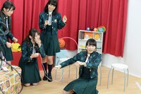 低周波マッサージ機の刺激に驚く永島聖羅（中央）。