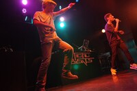 左からokadada、tofubeats。